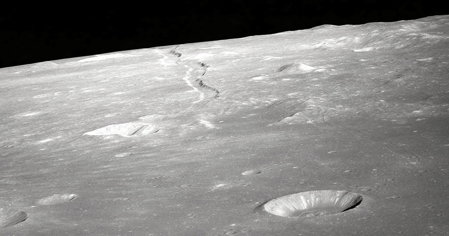 Une vue en perspective élevée de Rima Ariadaeus sur la Lune, photographiée par les astronautes d'Apollo 10 en mai 1969