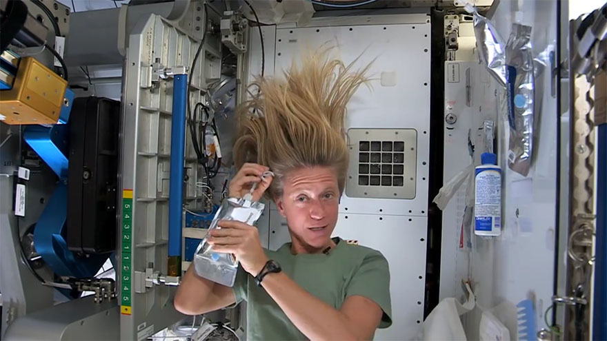 [Vidéo] Karen Nyberg démontre comment se laver les cheveux dans l'espace