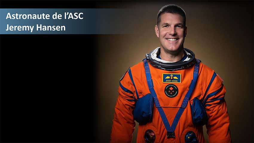L'astronaute Jeremy Hansen tout sourire vêtu de sa combinaison spatiale