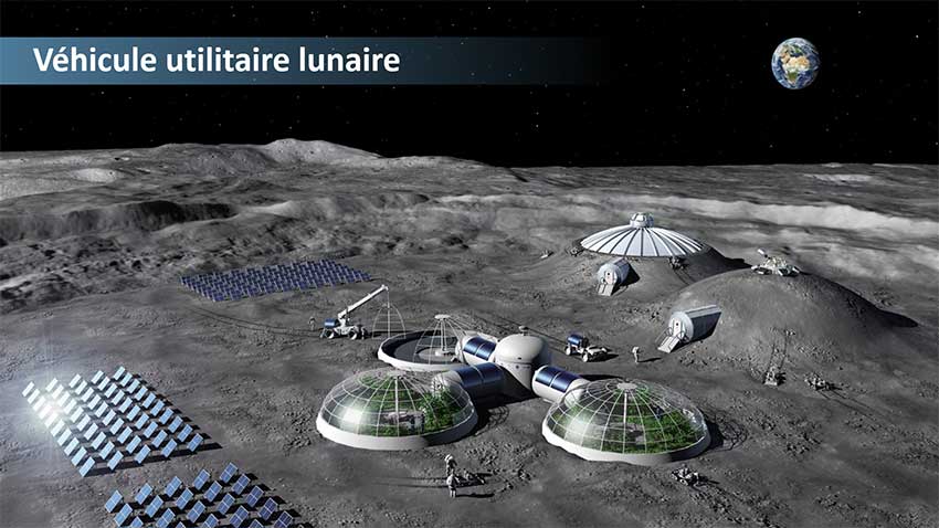 Vue d'artiste d'une base lunaire formée d'un module d'habitation, de serres et de panneaux solaires. On voit des astromobiles autour. Au-dessus de l'horizon, la Terre.