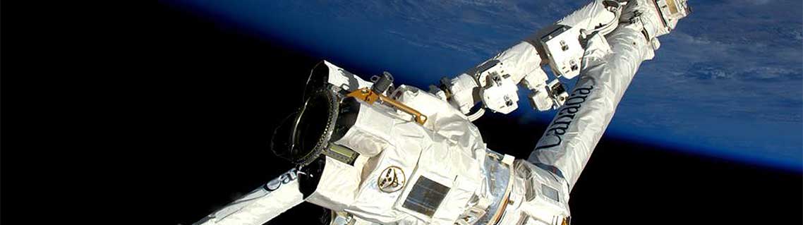 Vue rapprochée du Canadarm2 à la Station spatiale internationale, tout juste après avoir largué dans l'espace le vaisseau-cargo Dragon