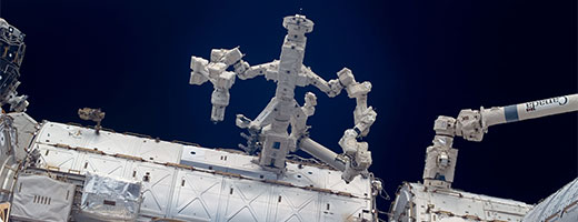 Dextre, les bras ouverts, ancré sur le laboratoire américain Destiny de la Station spatiale internationale